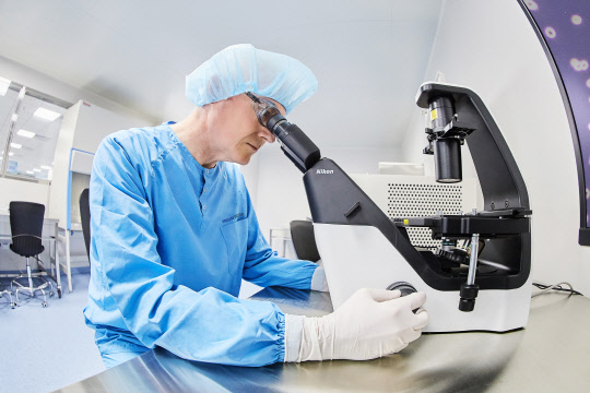 삼성바이오로직스 연구원이 실험실에서 연구개발(R&D)을 진행하고 있다. 삼성바이오로직스 제공